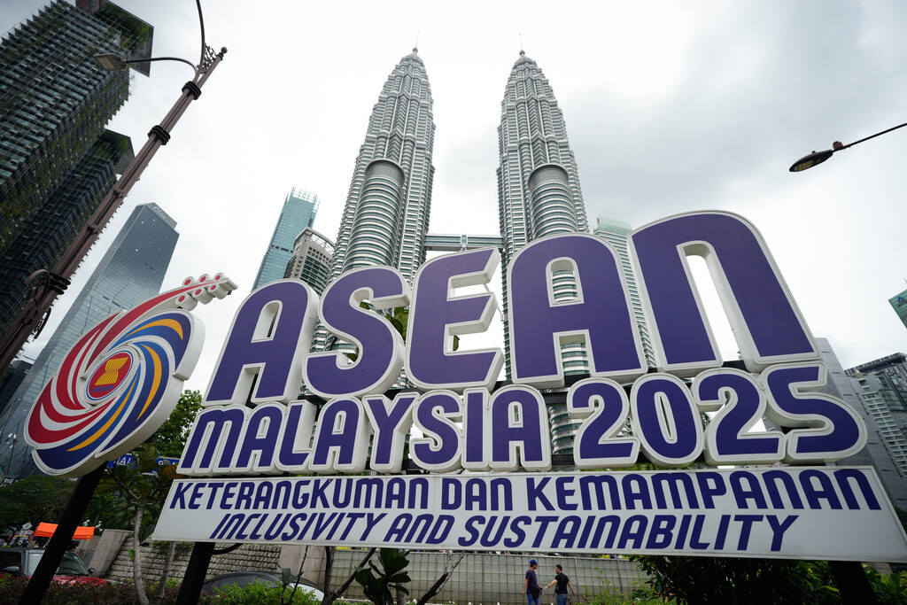 ASEAN Summit Opens i...