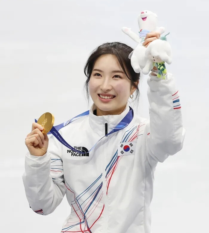 The Coronation of a New Queen: Kim Gil-li Clinches Double Gold, While a Tearful Farewell Marks the End of an Era