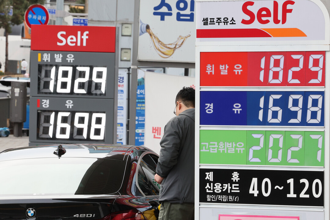 Gas Prices Edge Lower on First Weekend of Price Cap Amid Middle East Tensions