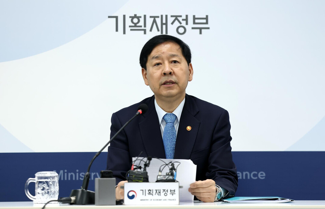 Finance Chief Koo Vows All-Out Measures to Stabilize Markets Amid Rising Global Volatility