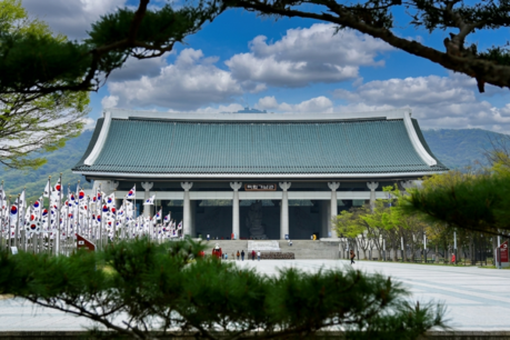 The Independence Hall of Korea has also finished its spring makeover, adorned with various flowers.