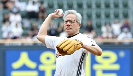 Nvidia CEO Jensen Huang Lights Up Seoul with a 'GPU-Class' First Pitch at Jamsil Baseball Stadium