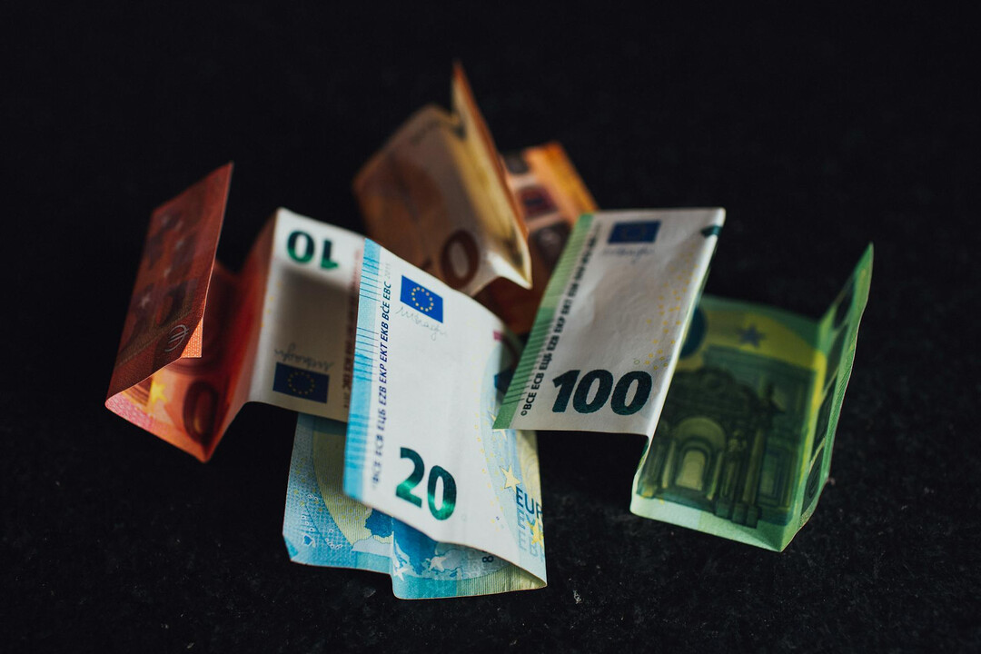 Banks Lock in Corporate Funds with 3% Deposit Rates to Counter 'Money Move' Risks