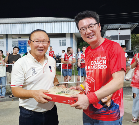 150 Korean Expatriates Show Enthusiastic Support for Coach Park Hang-seo's Kanchanaburi Home Debut