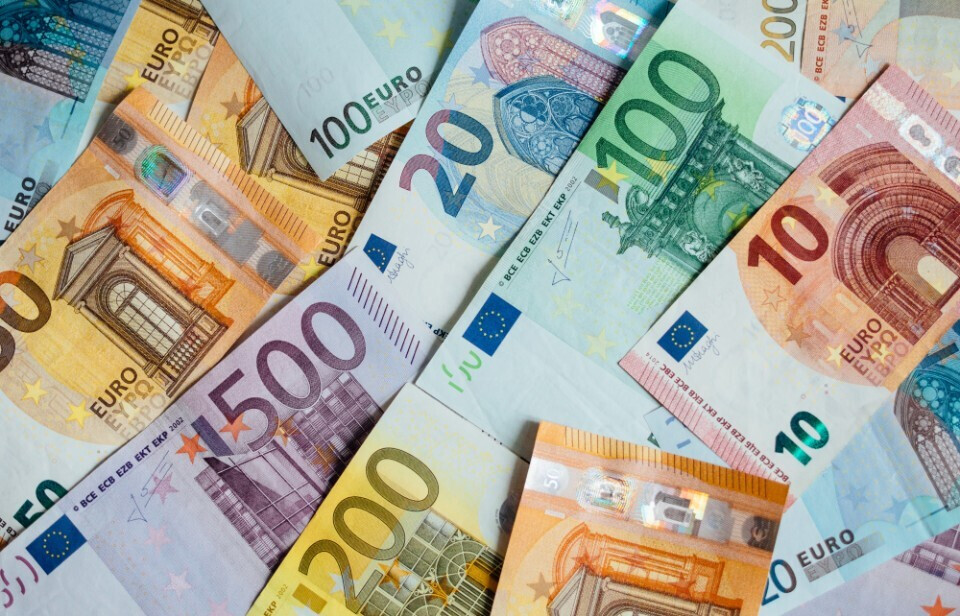 Euro Hits 17-Month Low as Political and Fiscal Instability in France and Elsewhere Shakes Bond Markets