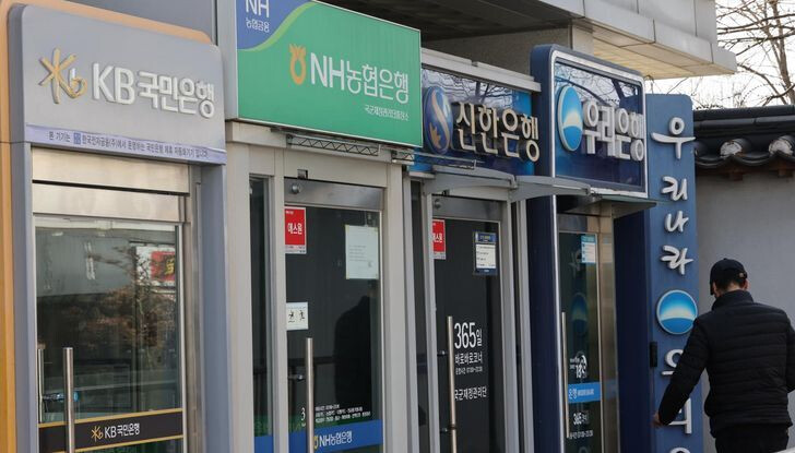 Bank Stocks Hold Firm Amid KOSPI Slump... "Defensive Appeal Strong, but Continued Rally Unlikely"